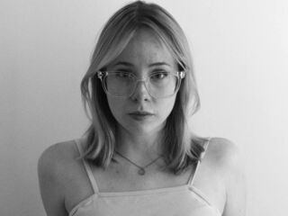 naked camgirl masturbating with dildo LanaAmster