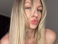 camslut showing tits NicoleHamm
