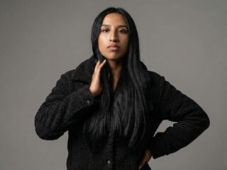 hot cam girl fingering shaved pussy AdaharaBanks