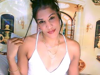 topless webcamgirl AzzyGreene