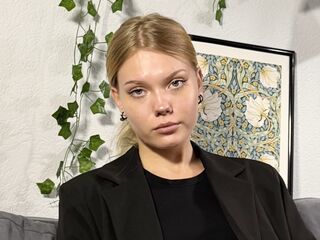 cam girl showing tits DonellaAndra