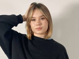 naughty cam girl fingering shaved pussy JoyeLatin