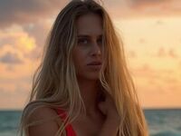 camgirl playing with sextoy KiraBen