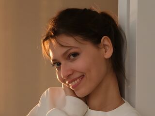 topless webcam girl LivelyLaurie