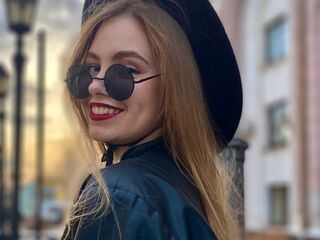 girl shaving pussy MaiaOshman