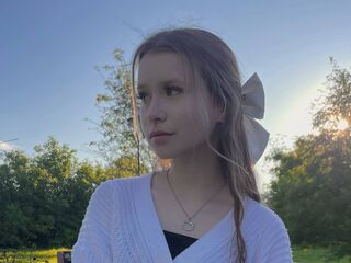 camgirl playing with vibrator SophieBannington