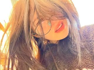 cam girl playing with dildo ToriTrevino